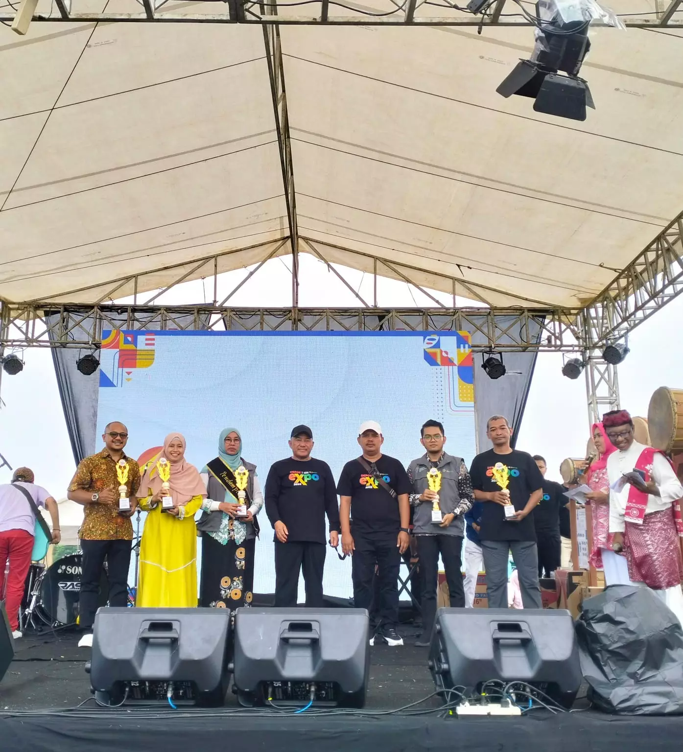 Peserta Terbaik Pelatihan WUB dan Perempuan Pengusaha Diberi Penghargaan