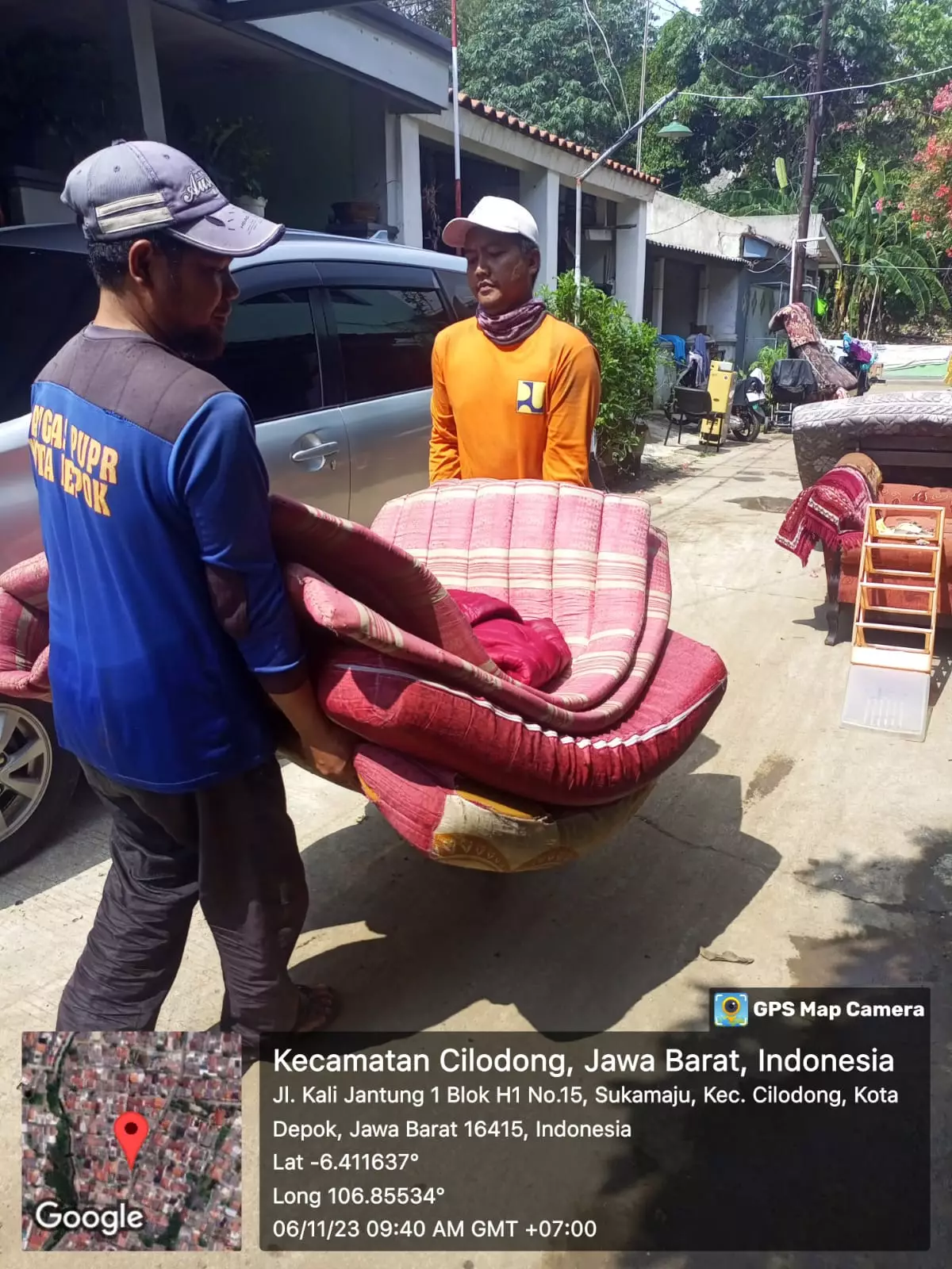 Satgas DPUPR Bantu Evakuasi Barang Milik Warga Korban Banjir di Perumahan Tirta Mandala