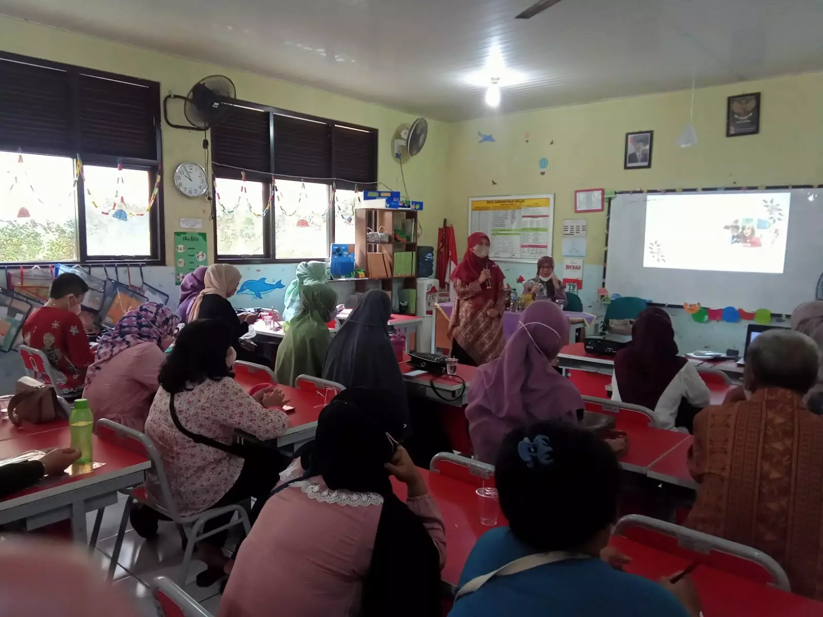 Beri Pendampingan untuk Orang Tua Siswa SDN Pondok Cina 1, DP3AP2KB Gandeng Puspaga Harmoni