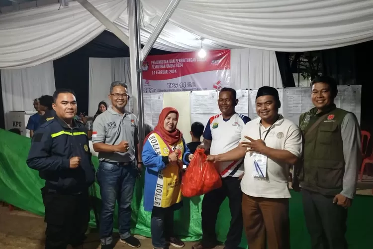 Kelurahan Serua Berikan Hadiah Puluhan Ayam Bagi TPS dengan Partisipasi Pemilih Tertinggi