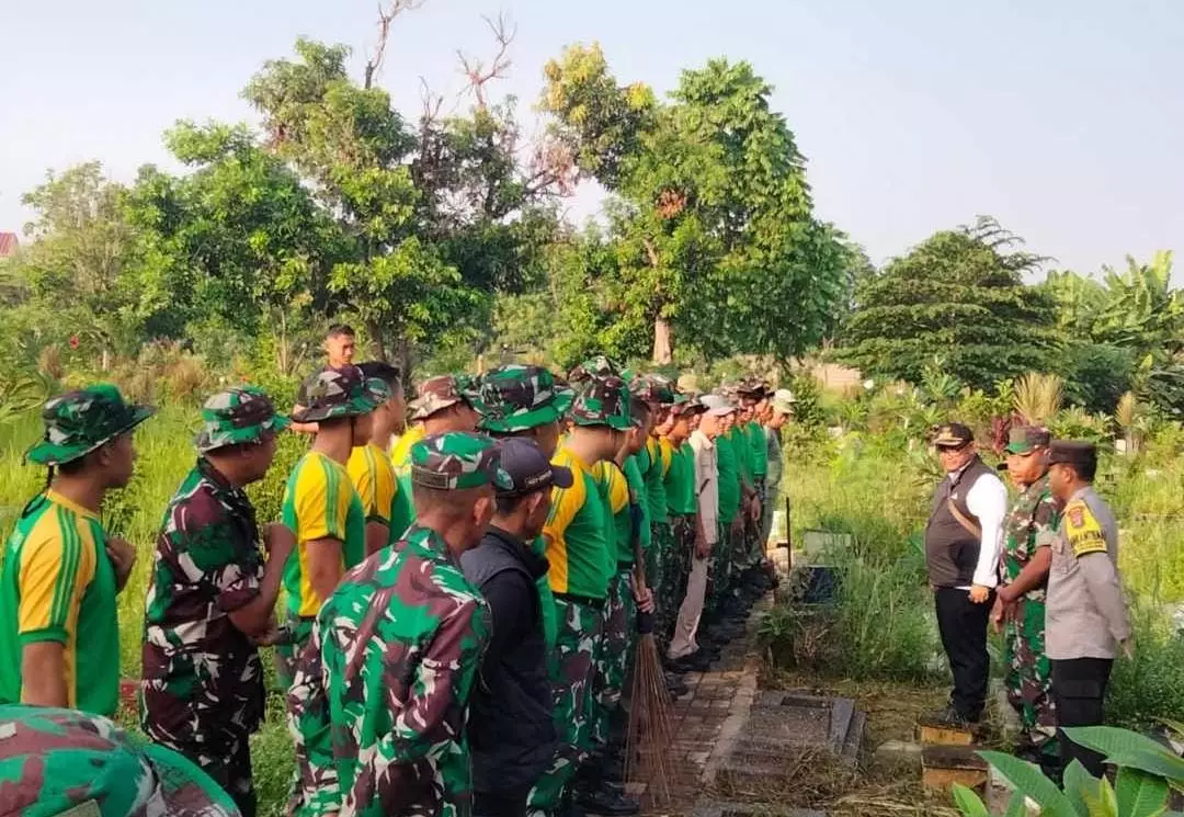 Divif 1 Kostrad dan Warga Cilodong Kompak Bebersih TPU