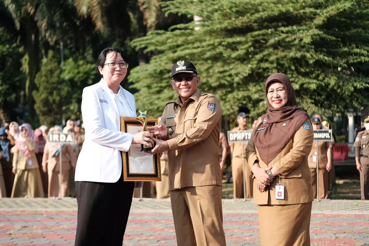 Apel Senin Pagi, Wali Kota Depok Serahkan Sejumlah Penghargaan
