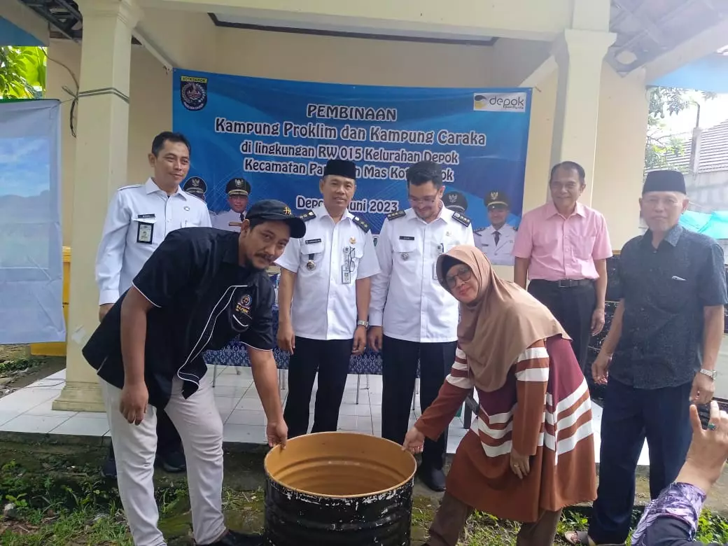 Implementasi Proklim, RW 15 Kelurahan Depok Dibekali Ratusan Bibit Pohon