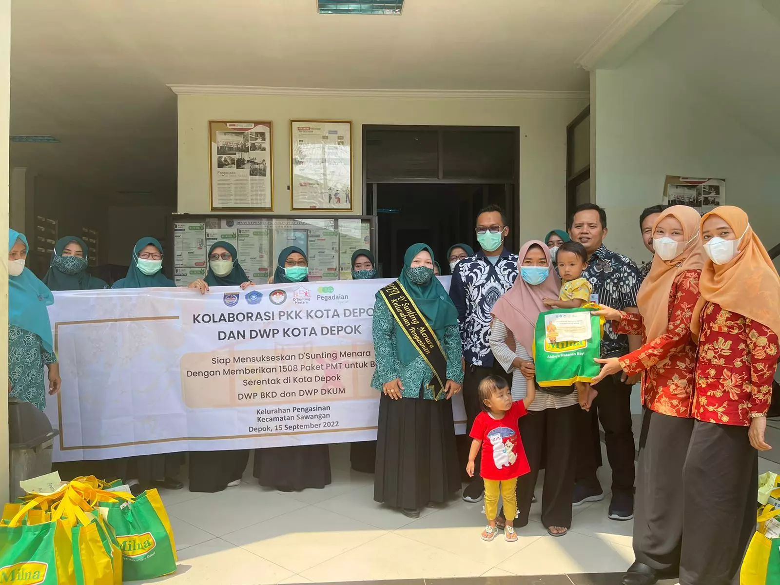 33 Balita di Pengasinan Terima PMT dari DWP BKD dan DKUM Depok