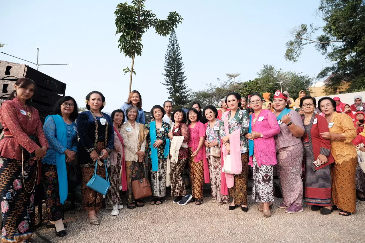 Puluhan Perempuan Berkebaya Ramaikan Peringatan Hari Kebaya Nasional di Depok Open Space