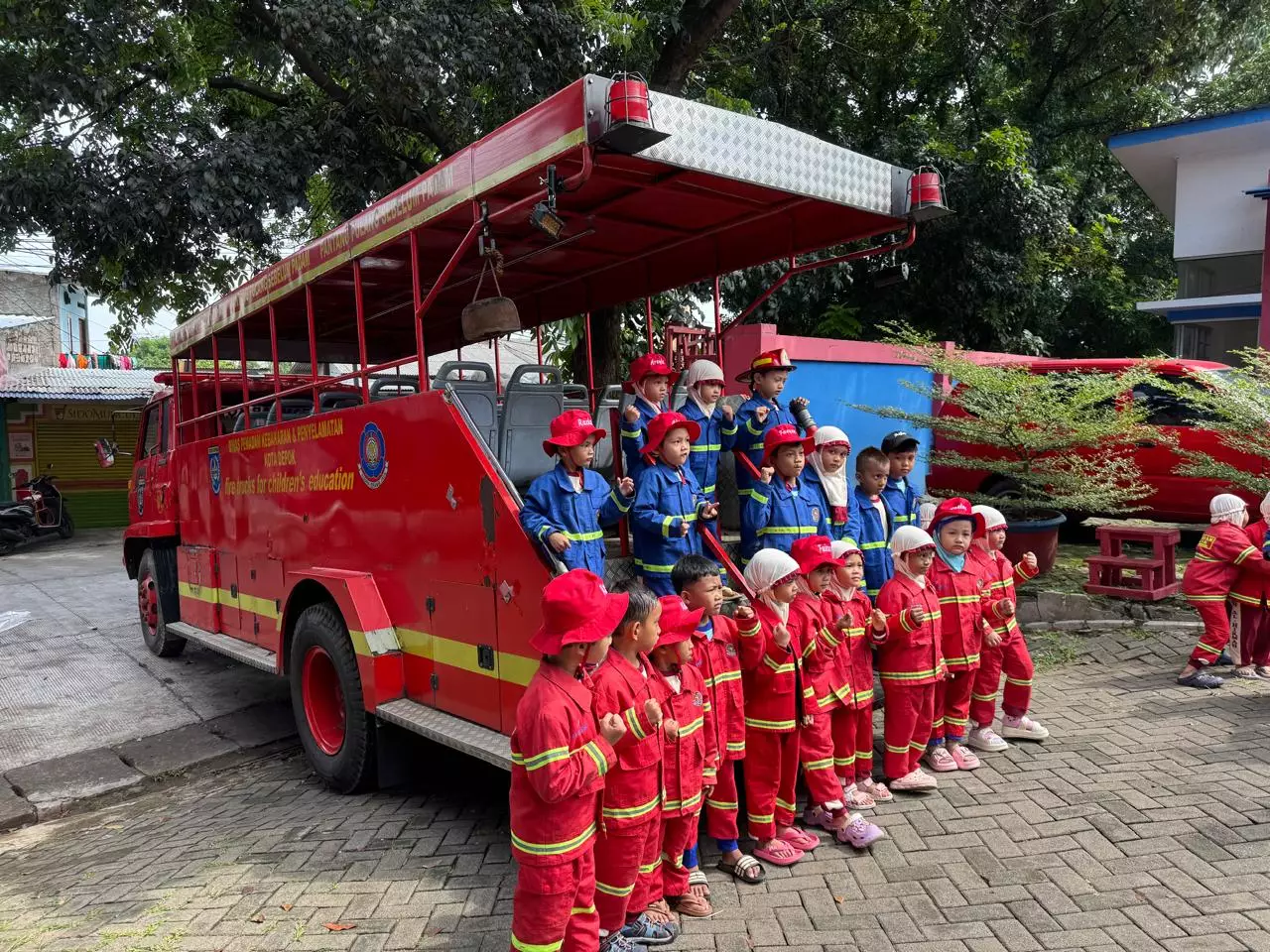 Senangnya Anak PAUD TAAM Al Hikmah Bermain di Damkar Kota Depok