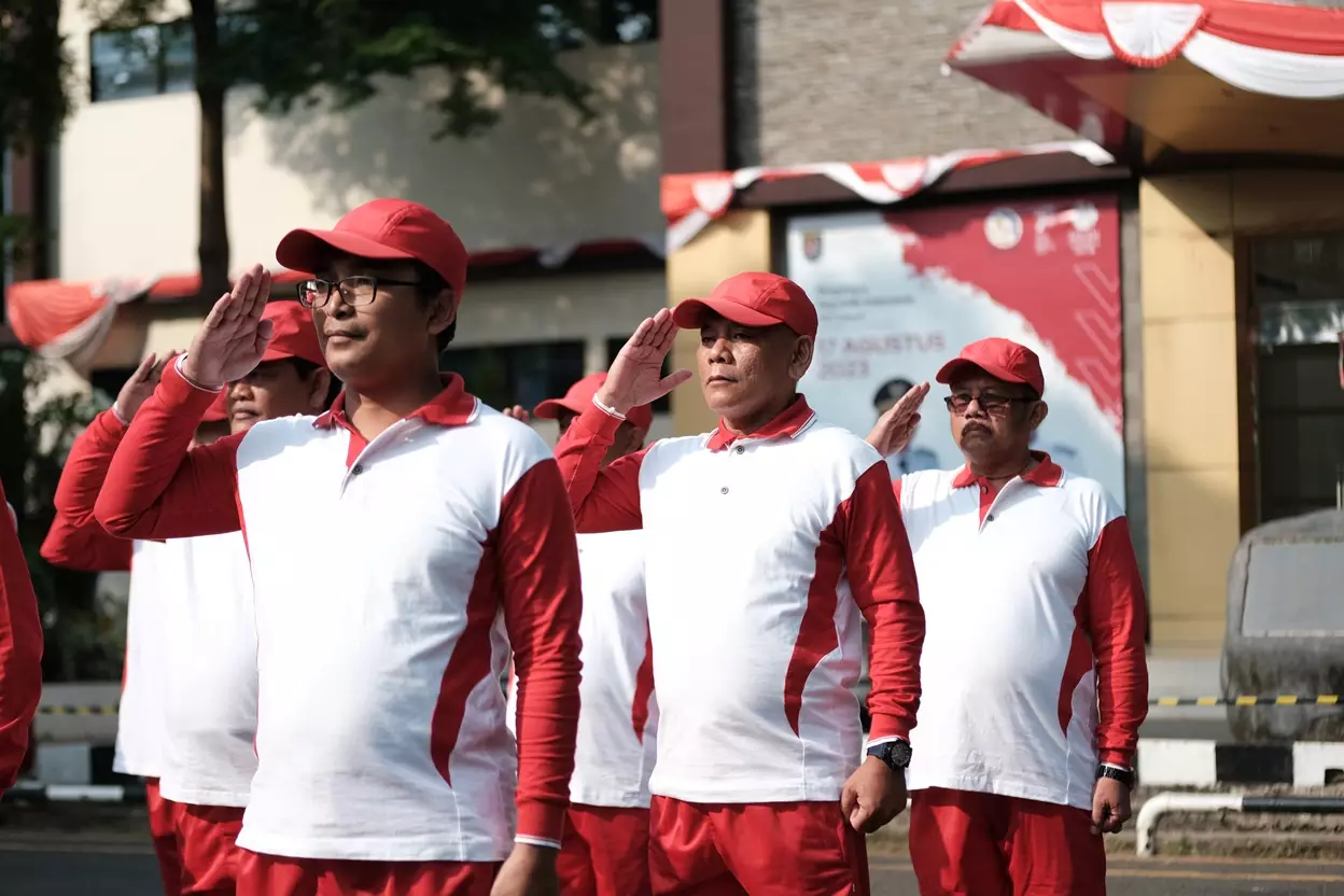 Camat dan ASN Tapos Unjuk Performa di Lomba Baris-Berbaris