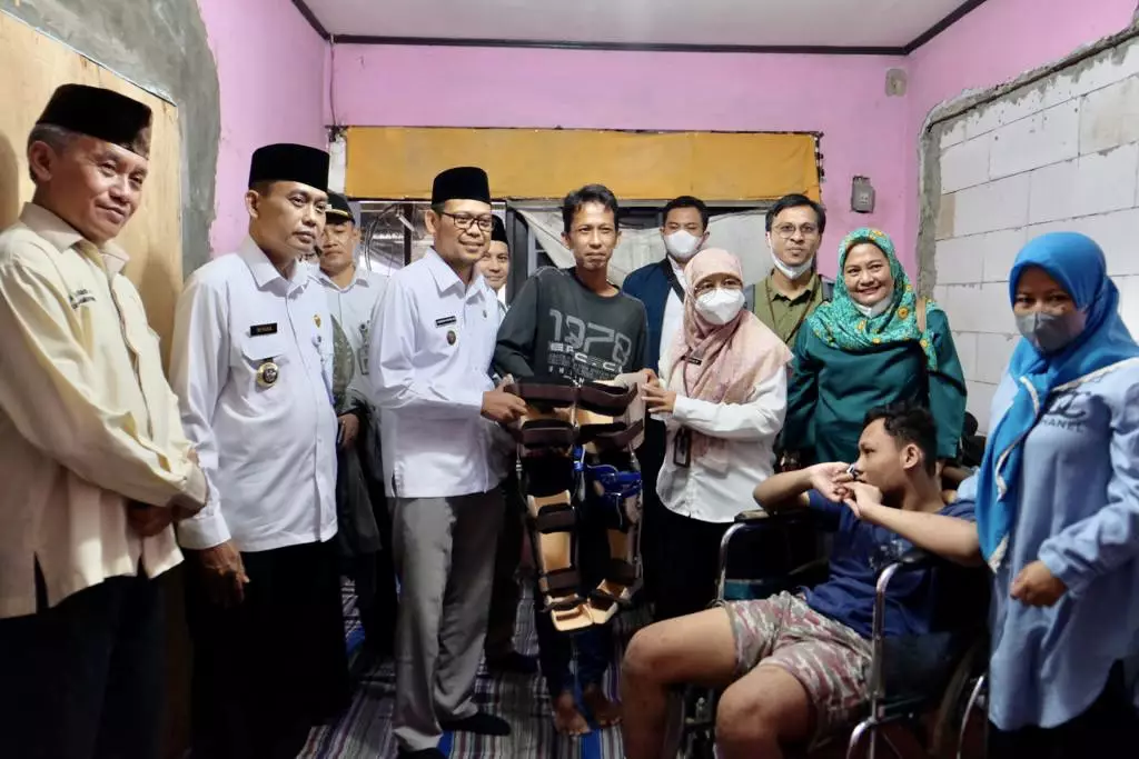 Wakil Wali Kota Serahkan Bantuan Sepatu AFO untuk Penyandang Disabilitas