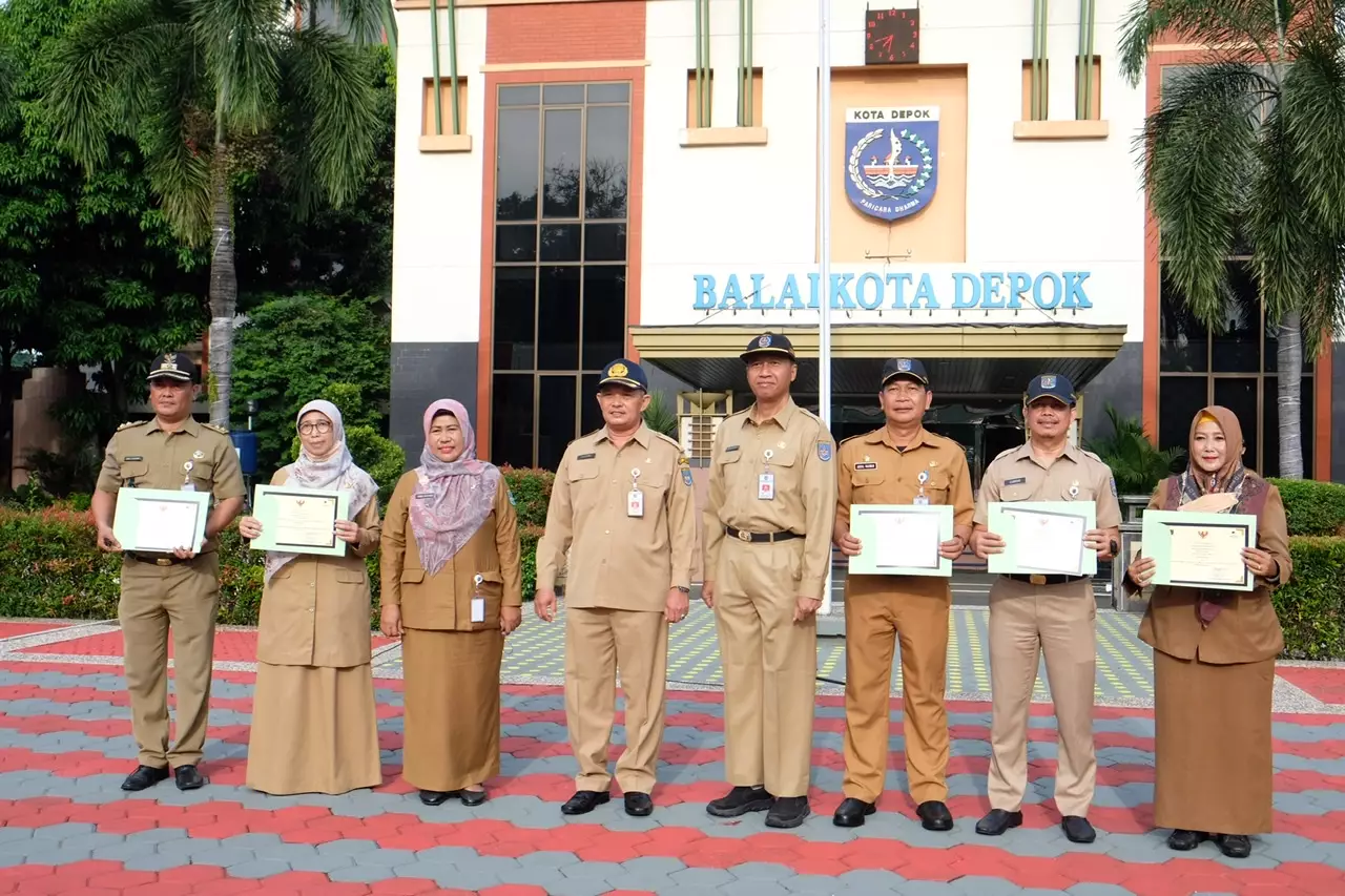 Plh Sekda Depok Serahkan Penghargaan Realisasi Keuangan Tertinggi