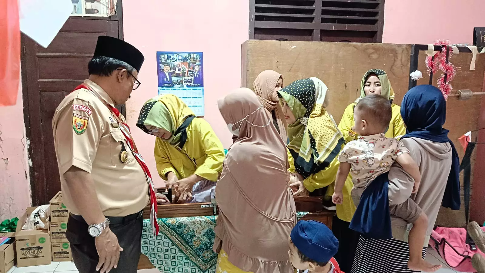 Lurah Abadijaya Pantau Pemberian Vitamin A di Posyandu Sakura RW 21