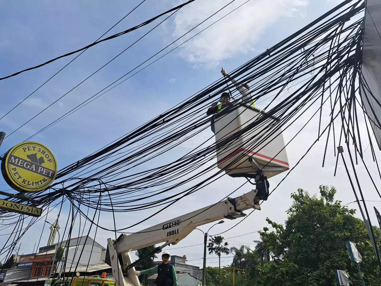 Pemotongan Kabel Udara di Simpang KSU-Siliwangi Rampung 100 Persen