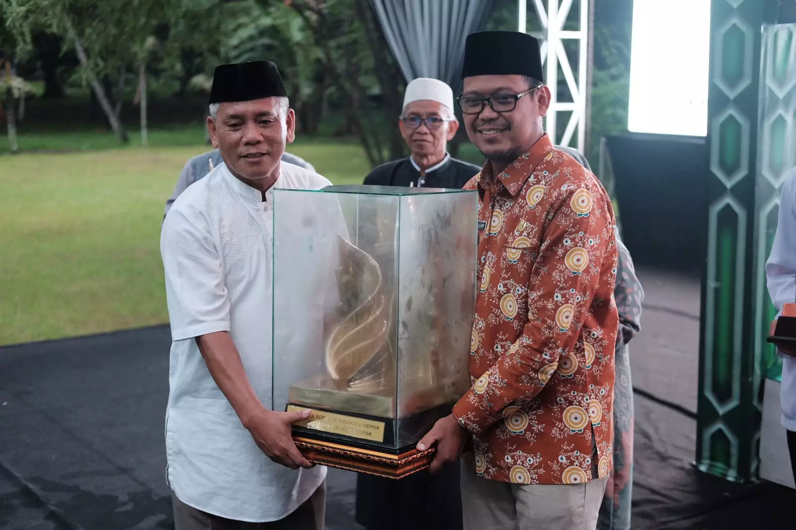 Wakil Wali Kota Serahkan Piala Juara Umum STQH Kepada Kafilah Kecamatan Tapos