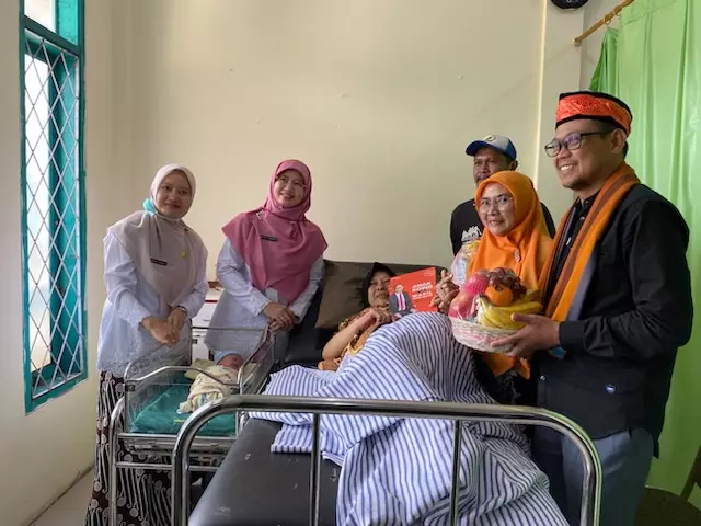 Bang Imam Kunjungi Dua Bayi yang Lahir Tepat di Hari Jadi Kota Depok