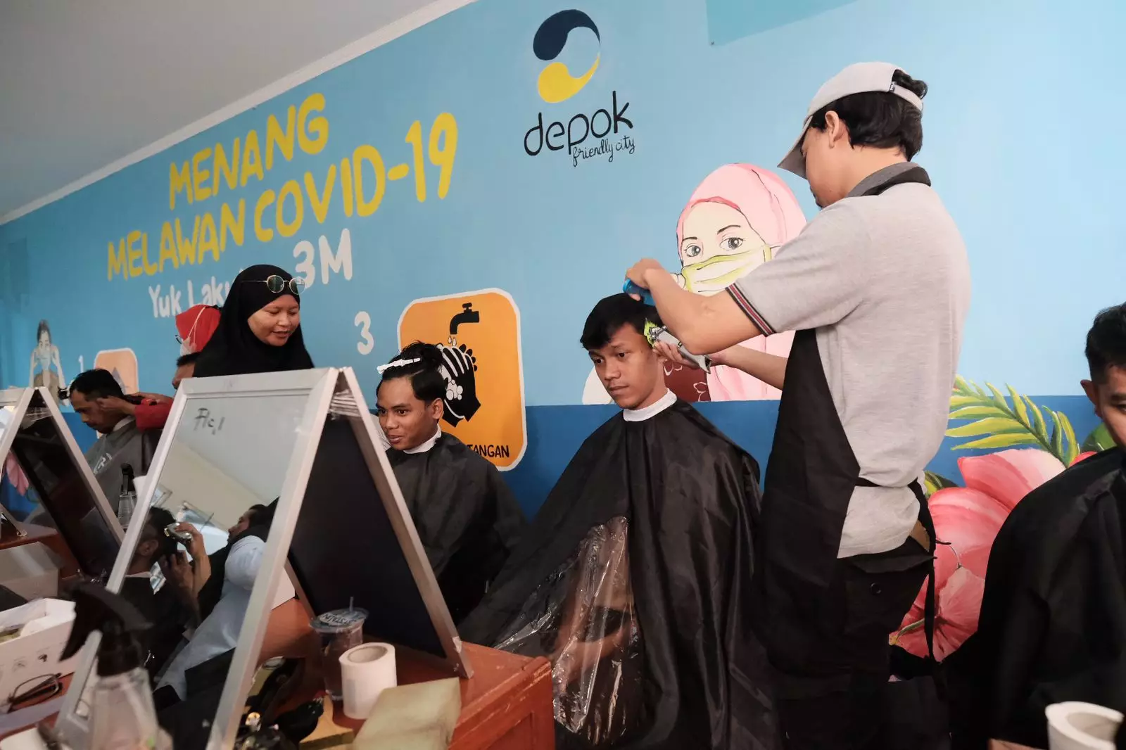 Alumni Peserta Pelatihan Senang Difasilitasi Layanan Potong Rambut Oleh Disnaker Depok