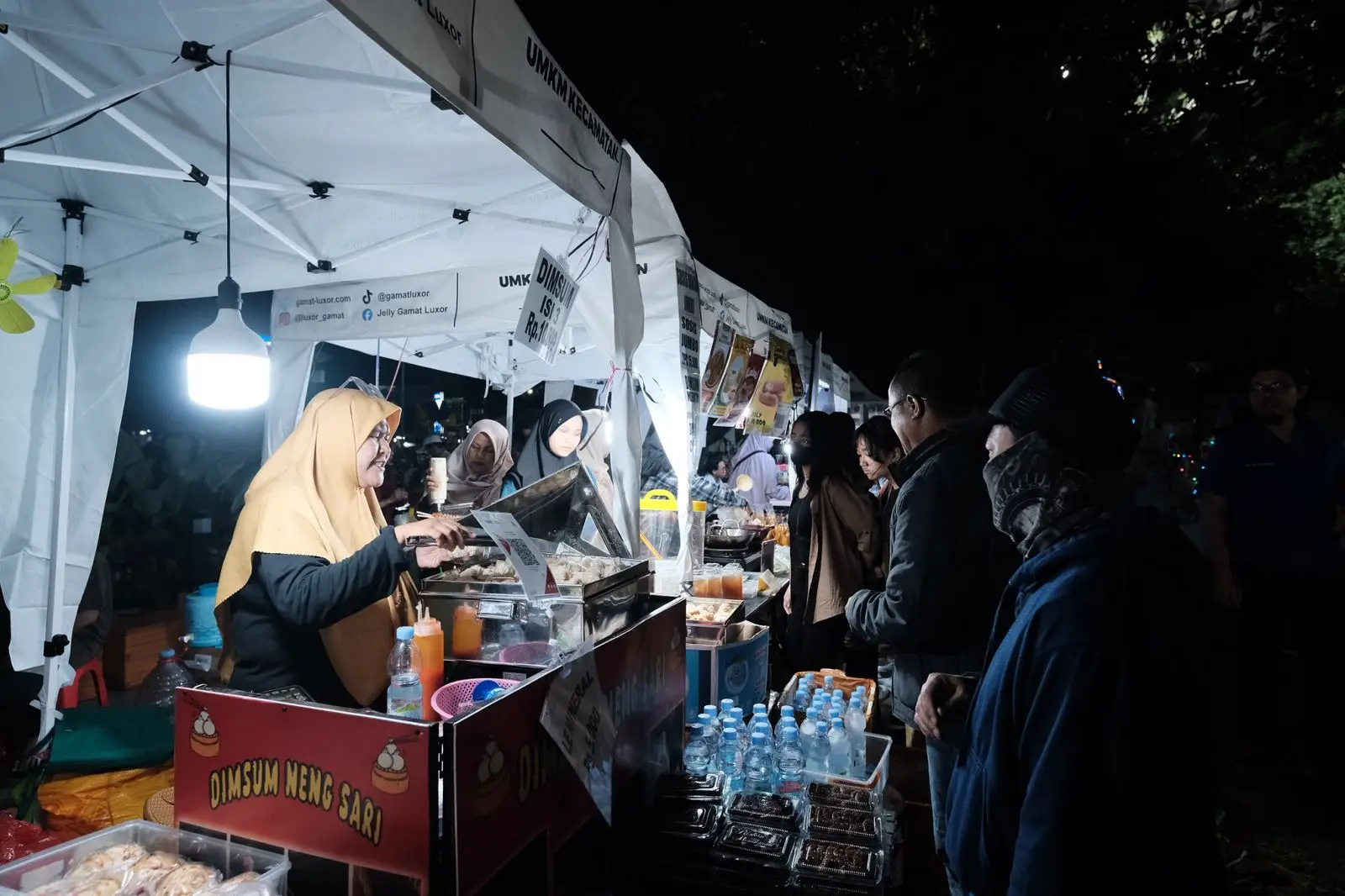 Stan UMKM di Malam Tahun Baru Diserbu Pengunjung, Bukti Warga Bela-Beli Produk Lokal