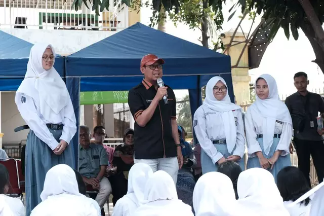 Kunjungi SMAN 1 Depok, Bang Imam Sampaikan Pentingnya Miliki KTP