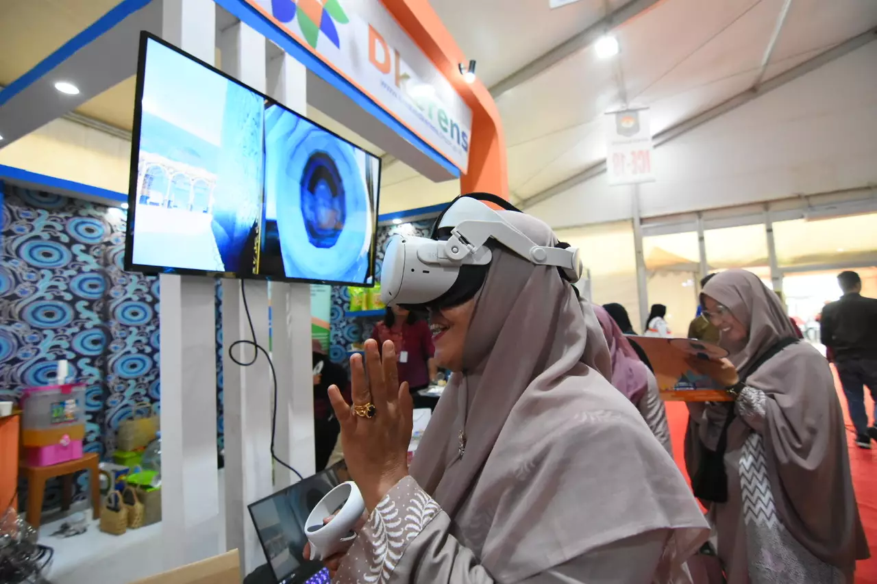 Pengunjung ICE 2023 Mencoba Teknologi Ibadah Haji-Umroh Virtual