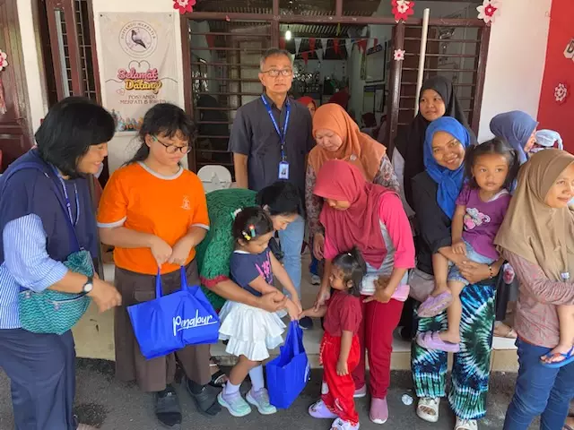 Peduli Sunting, Balita Gizi Kurang di Kelurahan Sukmajaya Dapat Bantuan dari TK-SD Kristen Penabur Depok