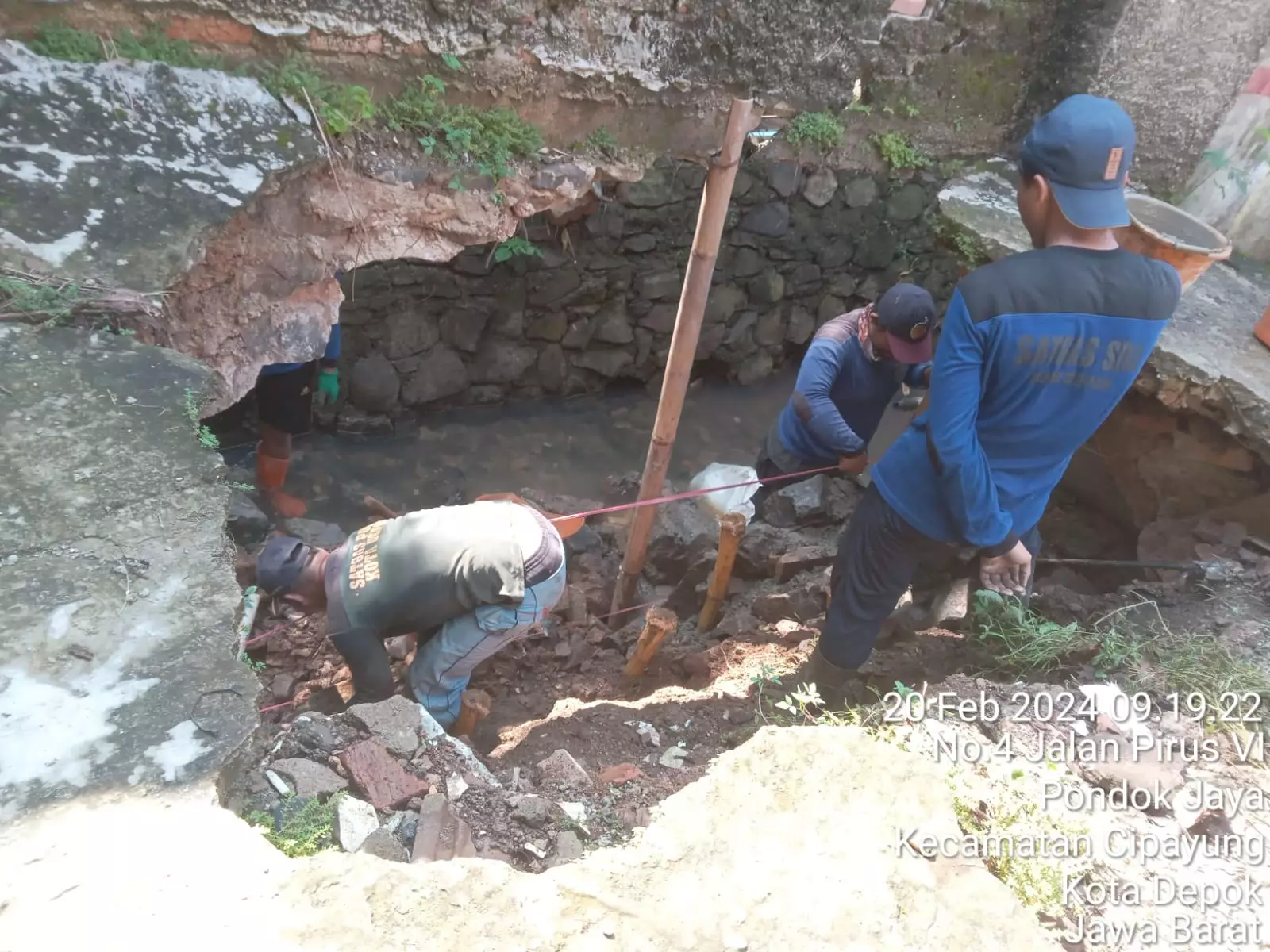 Longsor Perumahan Permata Depok Pondok Jaya Ditangani Secara Manual