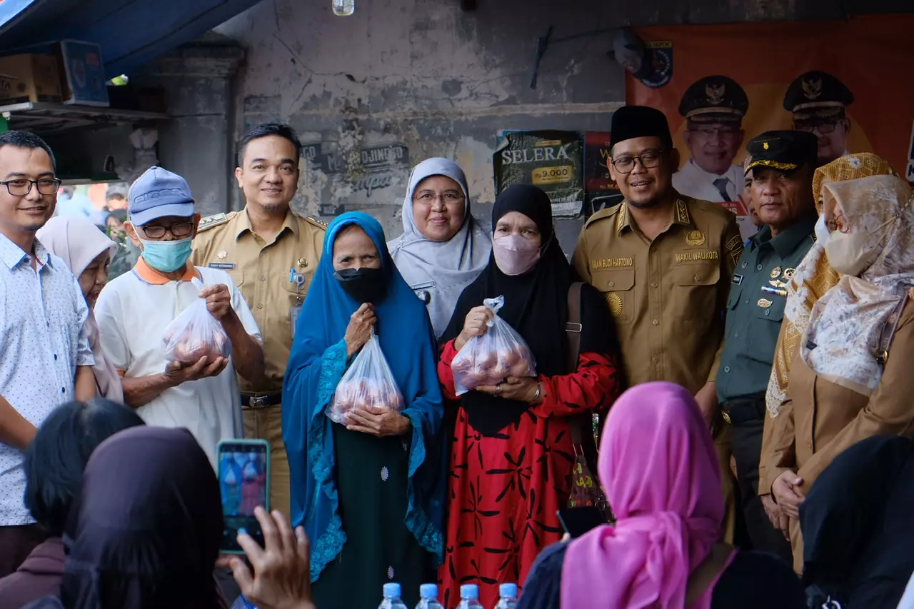 Wakil Wali Kota Serahkan Bantuan Pangan Kota kepada Warga di Kelurahan Tugu