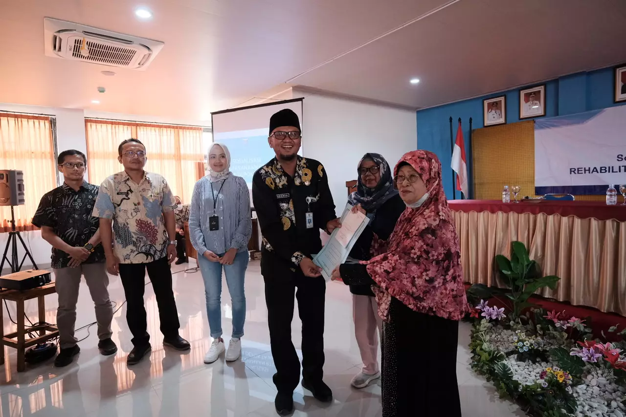 Pemkot Depok Bersama Bank BJB Serahkan Buku Rekening ke Penerima Bansos KDS RTLH di Beji
