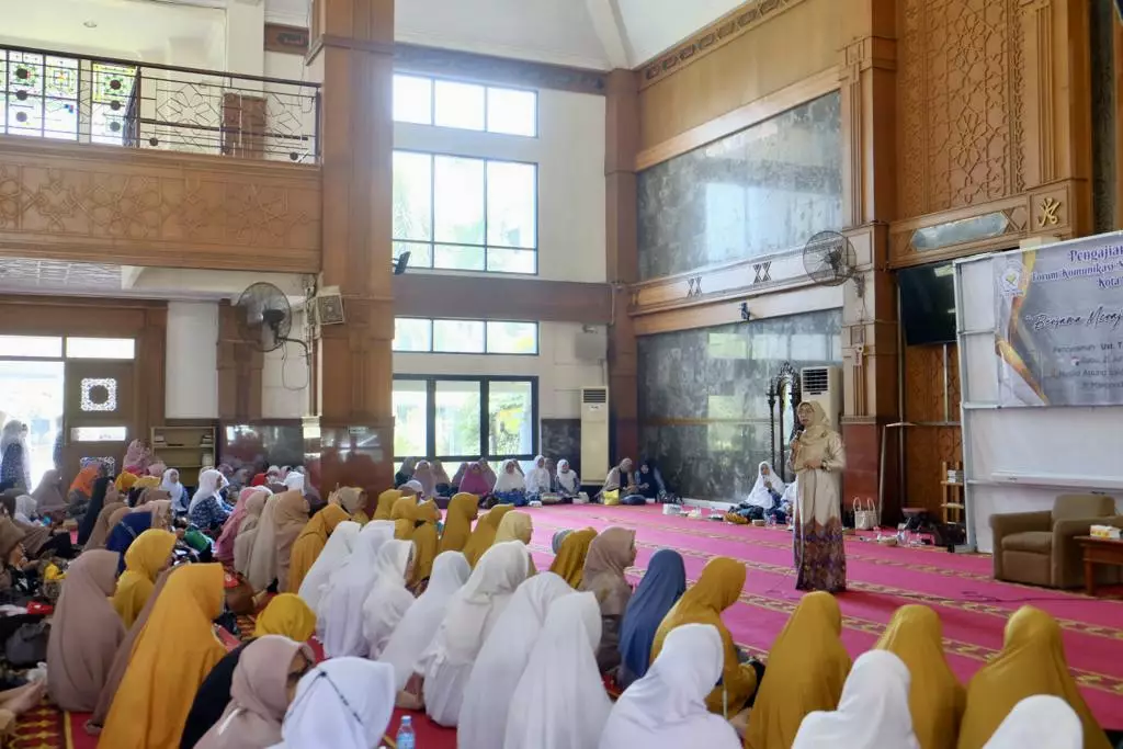 Bunda Elly Hadiri Pengajian Bulanan FKMT Sukmajaya di Masjid Balai Kota