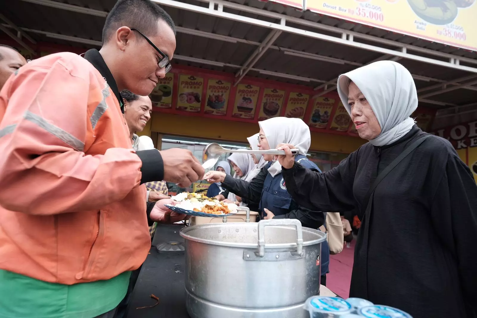 Tiap Selasa, MUI dan DMI Gandul Bagi-bagi Makan Gratis untuk Warga
