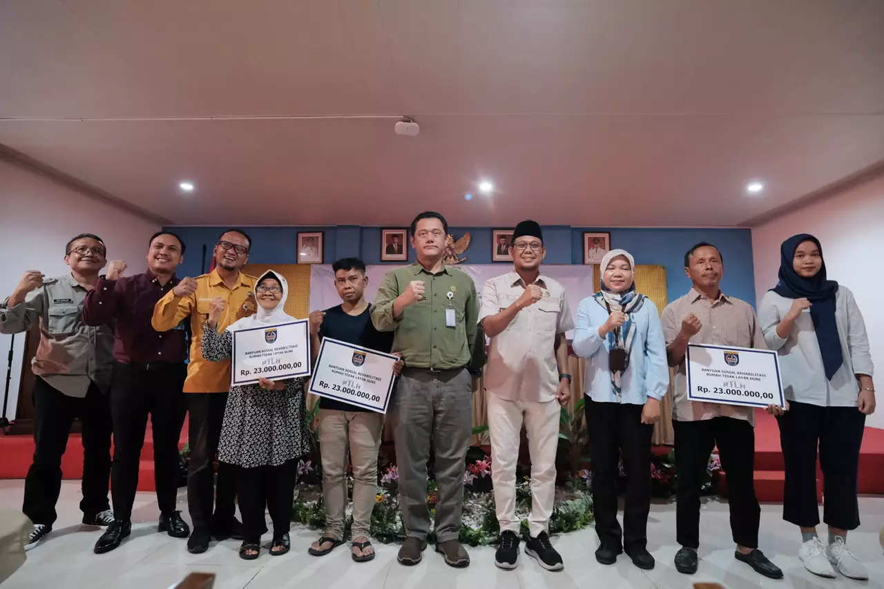 Pemkot Depok Serahkan Bansos RTLH Kepada Ratusan Warga Beji