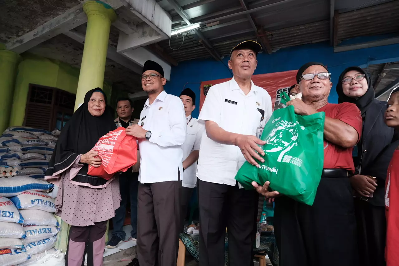 Wakil Wali Kota Depok Serahkan Bantuan Pangan Kota Bagi Warga Kecamatan Tapos