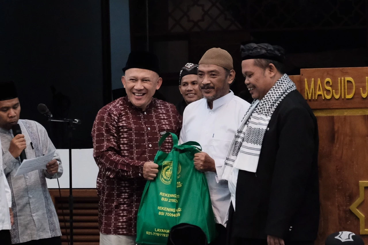Baznas Depok Salurkan 222 Paket Sembako ke Guru Ngaji dan Marbot Masjid