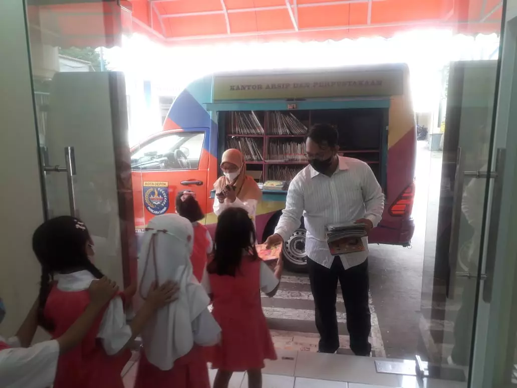 Tingkatkan Literasi, Mobil Perpustakaan Keliling Depok Sambangi Sekolah