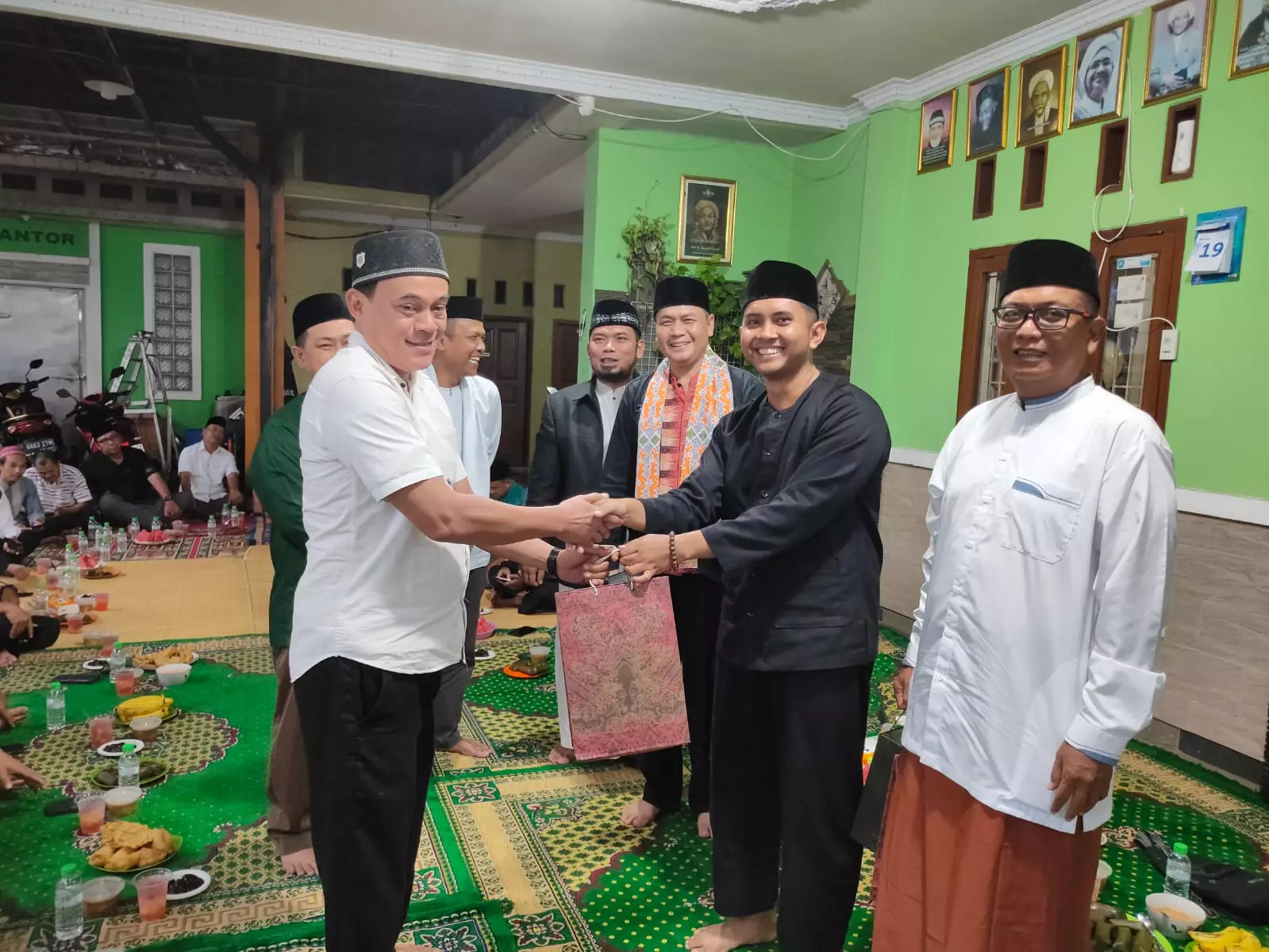 Lurah dan LPM Sawangan Baru Berikan Bingkisan Lebaran untuk RT/RW Serta Tokoh Masyarakat