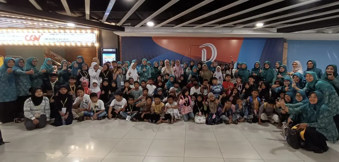 Berbagi Kebahagiaan, TP-PKK Kecamatan Sukmajaya Ajak Puluhan Anak Yatim Piatu Nobar Film 'JUMBO'