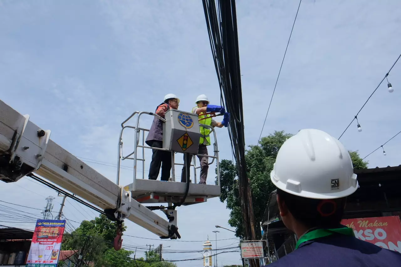 Penertiban Kabel Udara di Sepanjang Jalan Siliwangi -Tole Iskandar