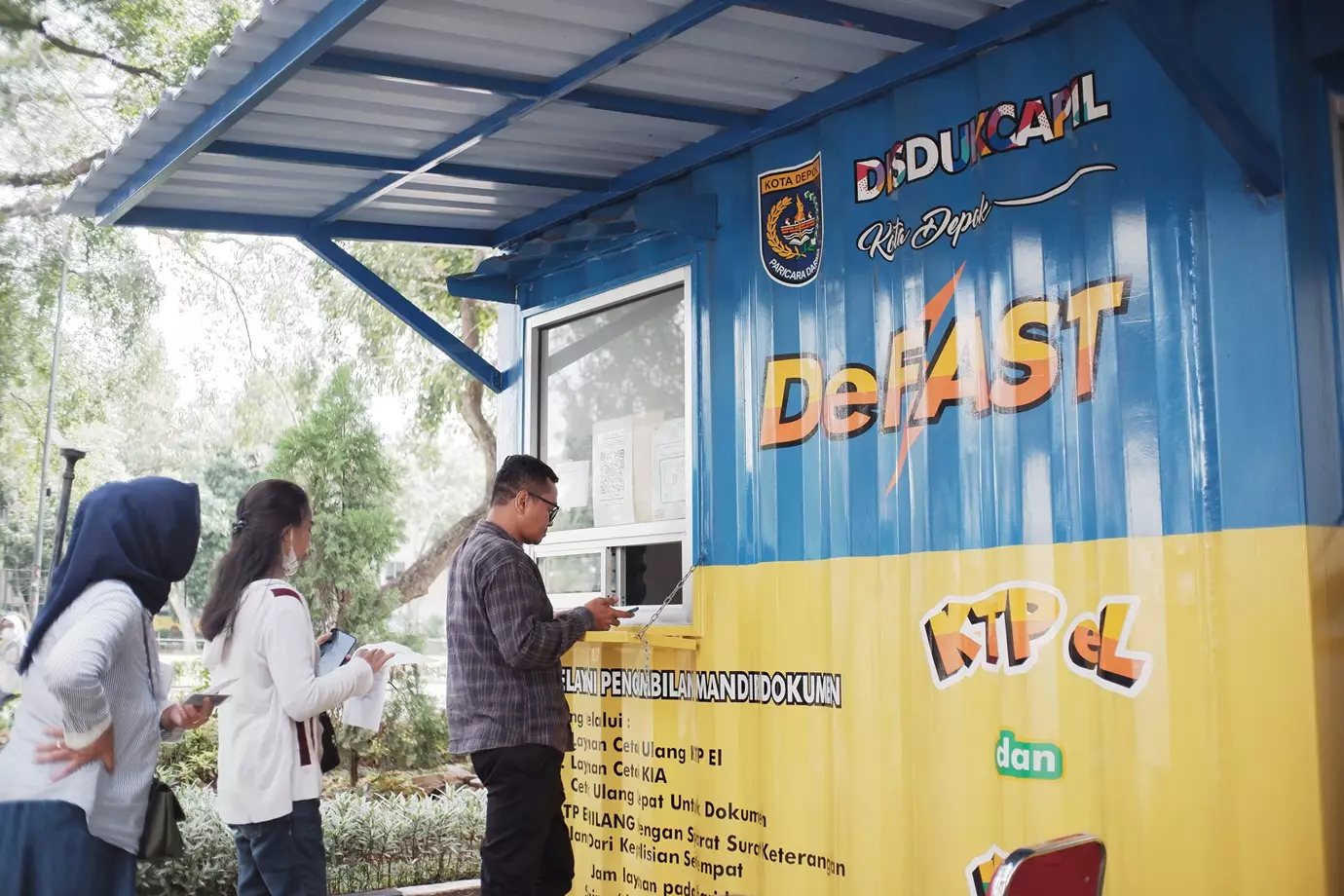 Warga Manfaatkan Gerai Pelayanan DeFAST Disdukcapil Depok