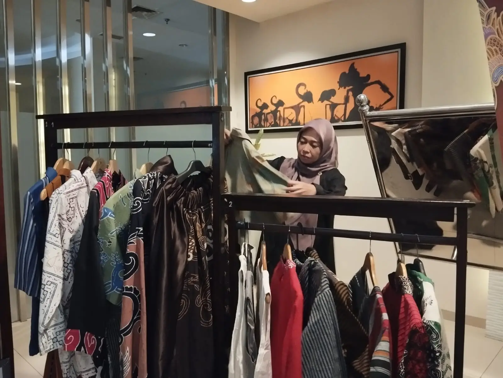 IKM Depok Hadir di Hotel Santika, Angkat Kearifan Lokal Lewat Batik dan Craft
