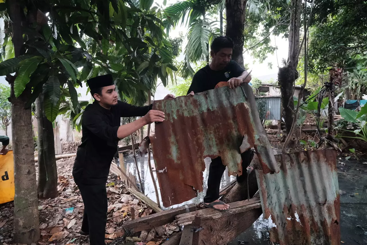 ODF 100 Persen, Aparatur Kelurahan Sawangan Bongkar Jamban Liar yang Terbengkalai