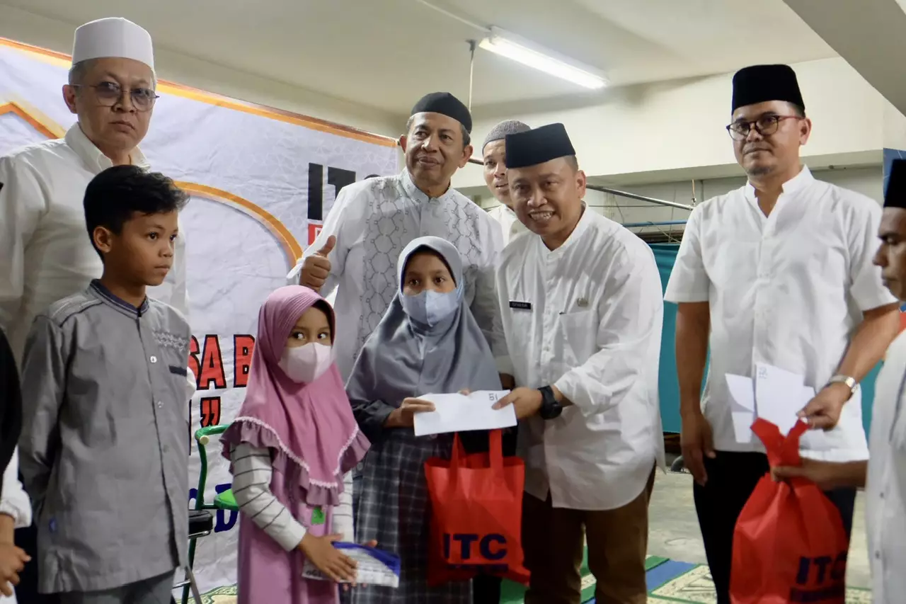 Sekda Depok Serahkan Santunan kepada Anak Yatim di Masjid Al Barkah