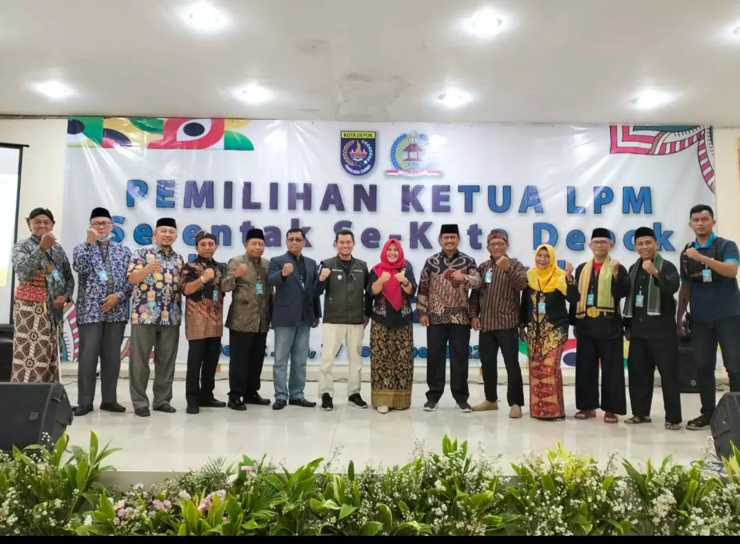 Panitia Pemilihan Ketua LPM di Depok Jaya Kenakan Baju Adat Daerah