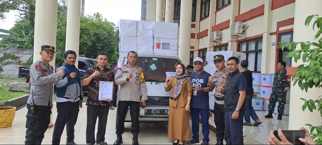 Panwascam Cipayung Awasi Distribusi Logistik ke Kelurahan Secara Ketat