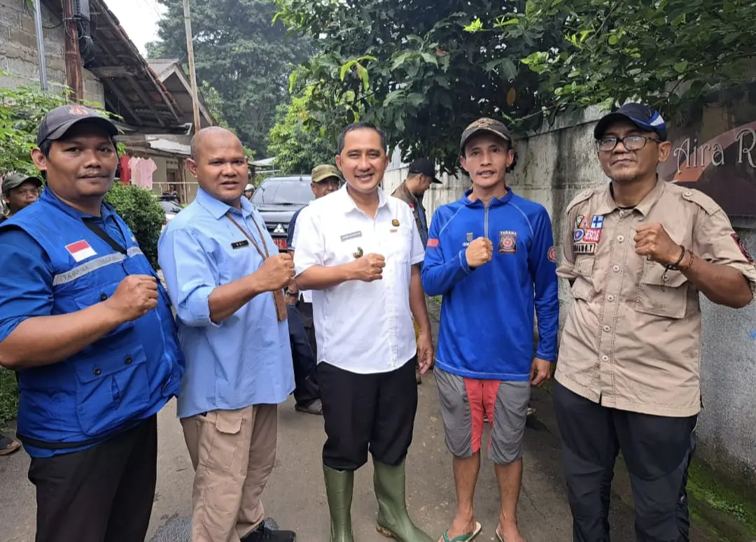 Heroik! Tagana Kecamatan Beji Selamatkan Lansia yang Terjebak Banjir