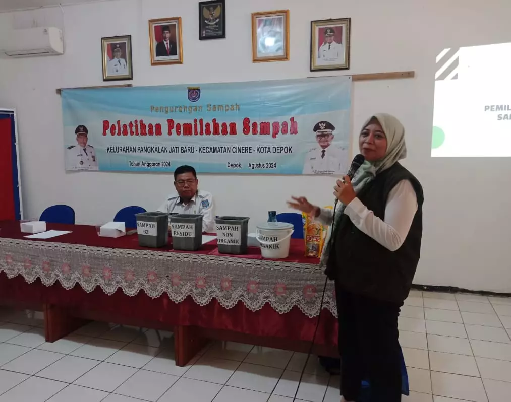 Kelola Lingkungan, Puluhan Warga Pangkalan Jati Baru Dilatih Memilah Sampah