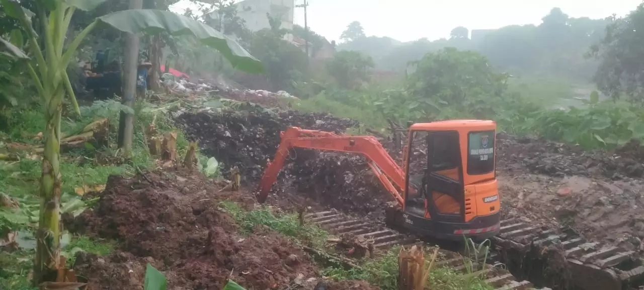 Antisipasi Banjir di Kali Ciledug, DPUPR Turunkan Alat Berat