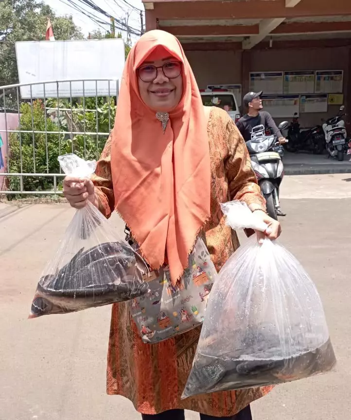 Kelurahan Serua Bagikan Ikan untuk Diolah Jadi Makanan Cegah Stunting