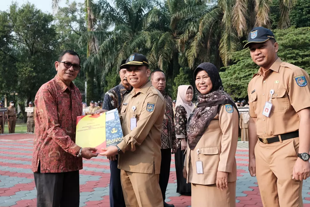 Sekda Depok Serahkan SK Pensiun Kepada Lima ASN