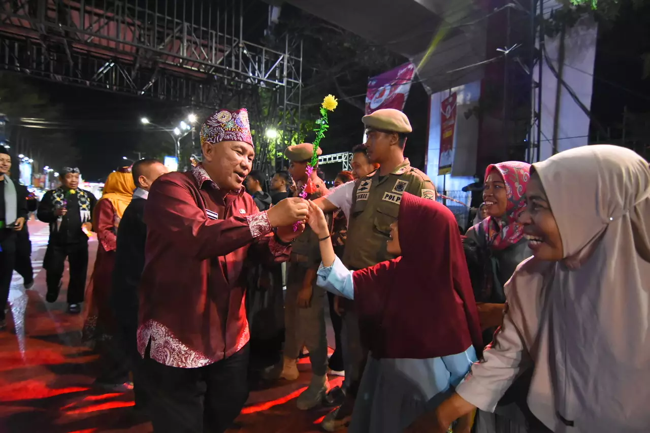 Wali Kota Depok Bagikan Souvenir Saat Pawai Budaya APEKSI XVI