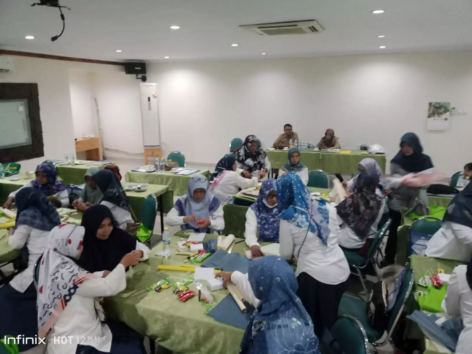 PEKKA Kelurahan Kalibaru Dilatih Membuat Bucket dan Hantaran