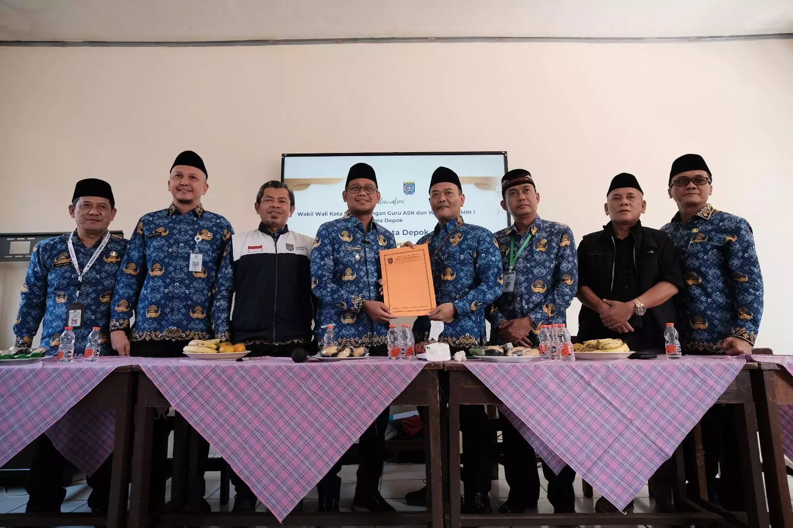 Tepati Janji, Bang Imam Serahkan Smart Board untuk MIN 1 Kota Depok