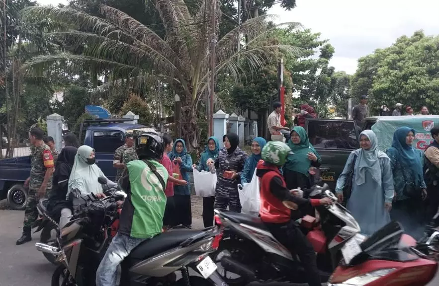 Cari Berkah Ramadan, Kelurahan Mekarjaya Berbagi Ratusan Takjil