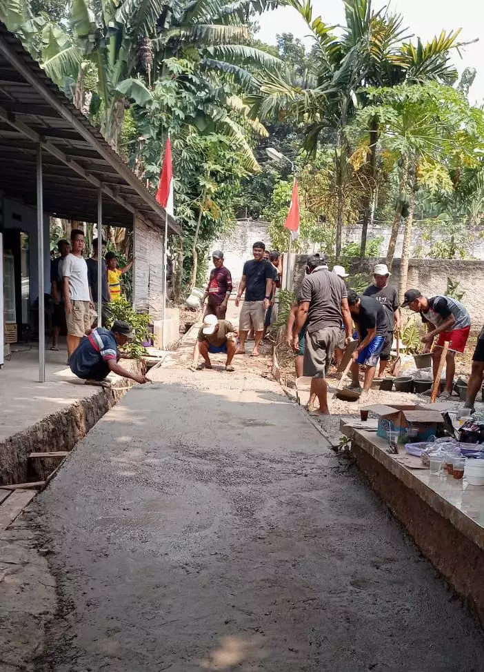 Warga RW 14 Bojongsari Swadaya Perbaiki Jalan Lingkungan